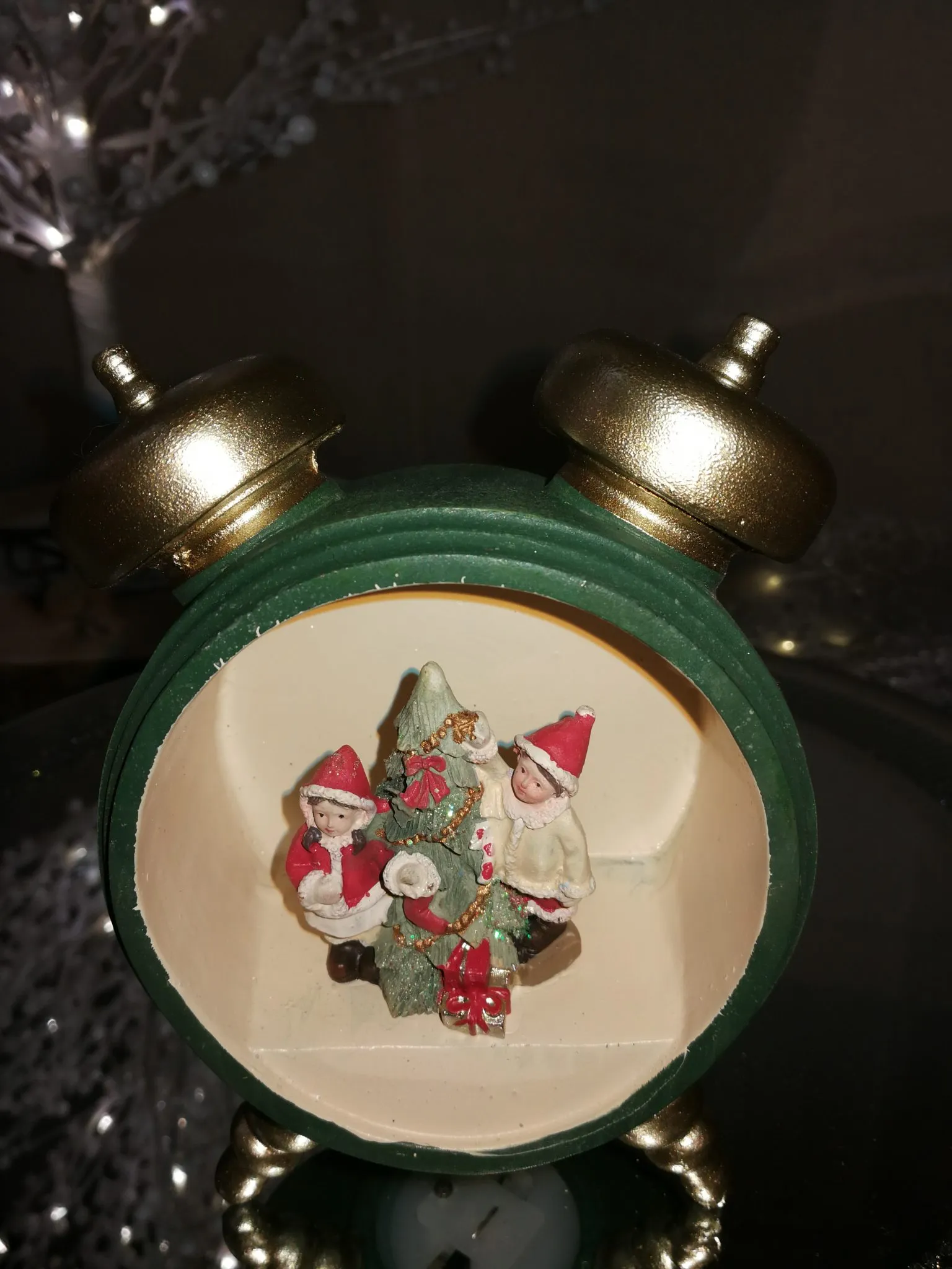 Figure résine forme réveil vert led scéne de noël dimensions 10 x 5.5 x 13 cm