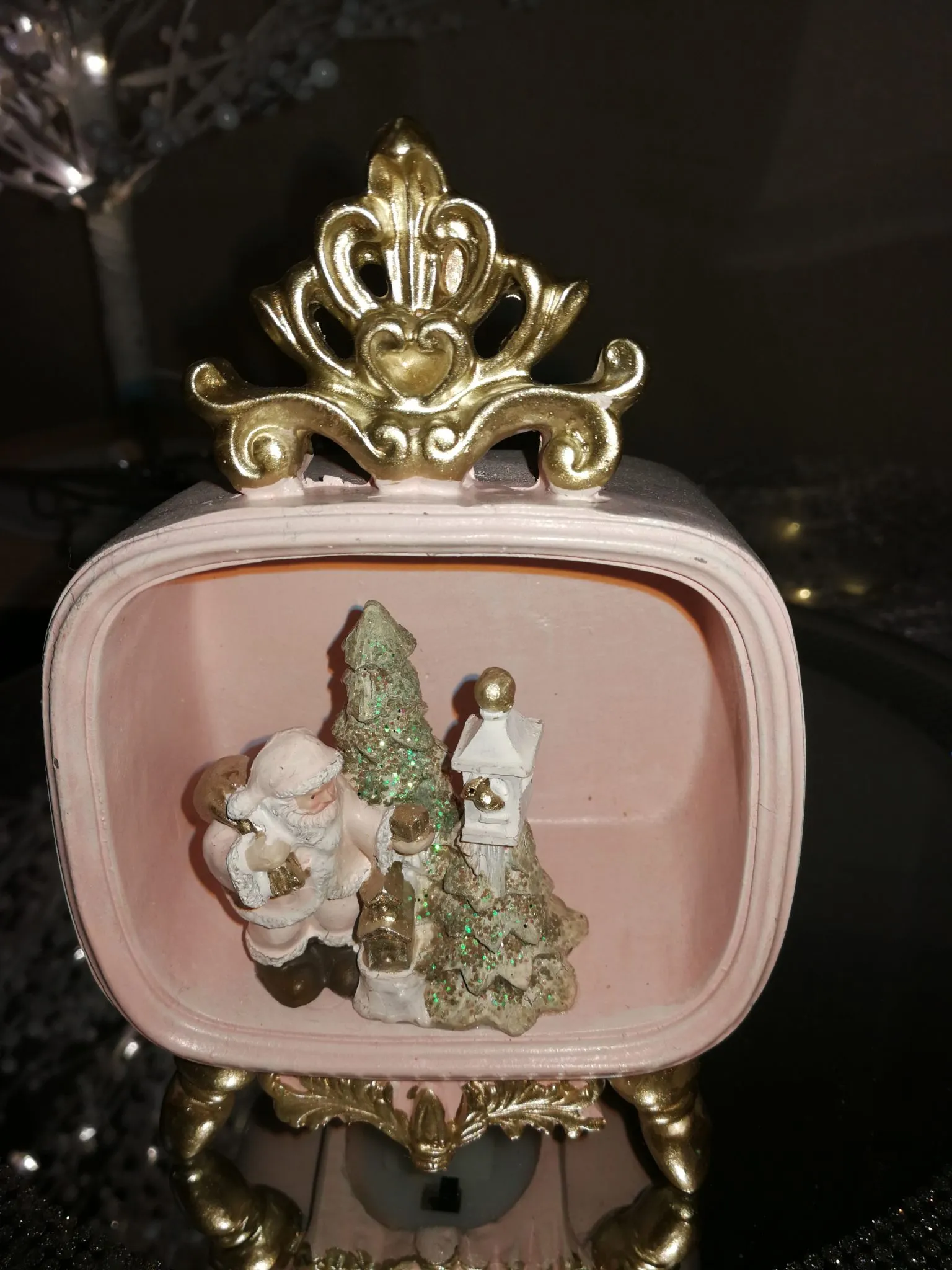 Figure résine rose et doré avec scéne de noël dimensions 10 x 5.5 x 13 cm